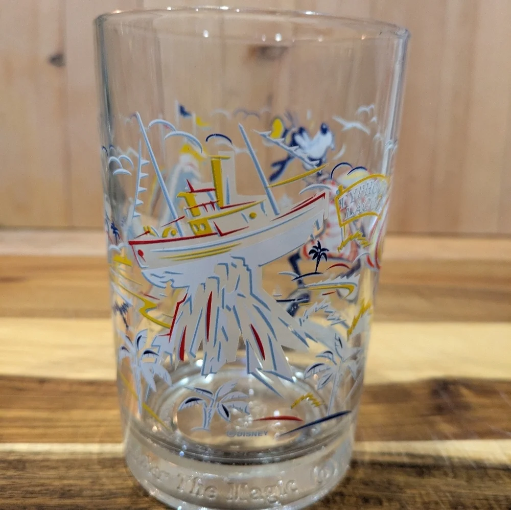 Disney Goofy Cartoon Character Glass with Surfboard Design